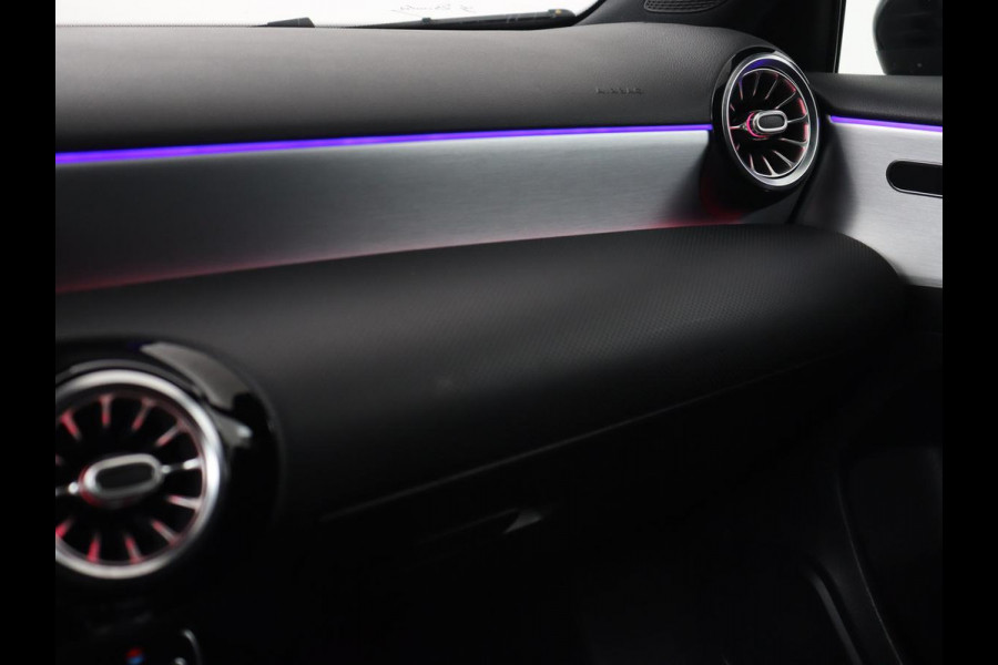 Mercedes-Benz A-Klasse 180d Business Solution AMG | Carplay | Stoelverwarming | Sfeerverlichting | Park Assist | Navigatie | Widescreen | Full LED | Camera Mercedes-Benz A-Klasse 180d Business Solution AMG | Carplay | Stoelverwarming | Sfeerverlichting | Park Assist | Navigatie | Widescreen | Full LED | Camera