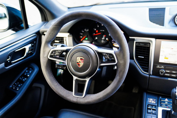 Porsche Macan 2.0 | Suede stuurwiel | Pano | Stuurwiel verwarming | Bose | Luchtvering | Dealer onderhouden |