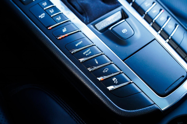 Porsche Macan 2.0 | Suede stuurwiel | Pano | Stuurwiel verwarming | Bose | Luchtvering | Dealer onderhouden |