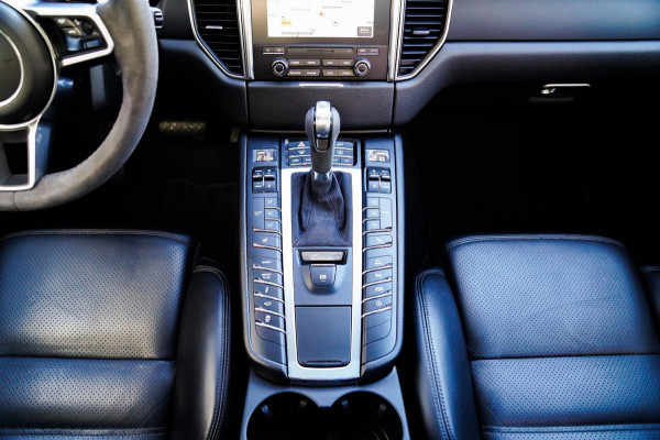 Porsche Macan 2.0 | Suede stuurwiel | Pano | Stuurwiel verwarming | Bose | Luchtvering | Dealer onderhouden |