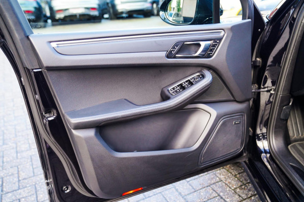 Porsche Macan 2.0 | Suede stuurwiel | Pano | Stuurwiel verwarming | Bose | Luchtvering | Dealer onderhouden |