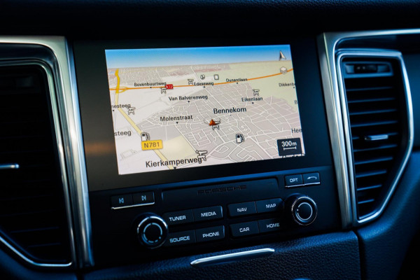 Porsche Macan 2.0 | Suede stuurwiel | Pano | Stuurwiel verwarming | Bose | Luchtvering | Dealer onderhouden |