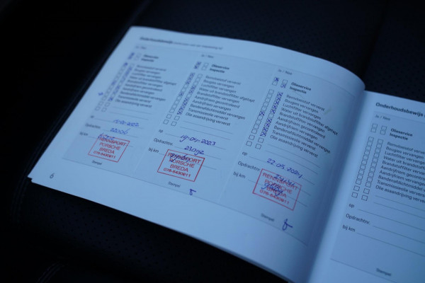 Porsche Macan 2.0 | Suede stuurwiel | Pano | Stuurwiel verwarming | Bose | Luchtvering | Dealer onderhouden |