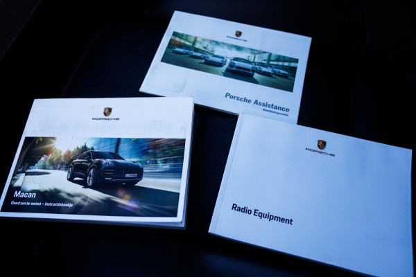 Porsche Macan 2.0 | Suede stuurwiel | Pano | Stuurwiel verwarming | Bose | Luchtvering | Dealer onderhouden |