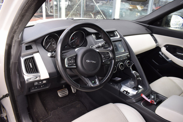 Jaguar E-Pace 2.0 P250 AWD R-Dynamic SE | Meridian | Leer | Stoelverw. | Camera Jaguar E-Pace 2.0 P250 AWD R-Dynamic SE | Meridian | Leer | Stoelverw. | Camera