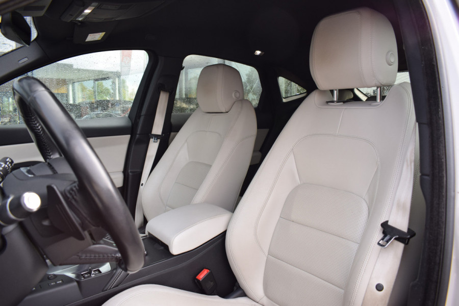 Jaguar E-Pace 2.0 P250 AWD R-Dynamic SE | Meridian | Leer | Stoelverw. | Camera Jaguar E-Pace 2.0 P250 AWD R-Dynamic SE | Meridian | Leer | Stoelverw. | Camera