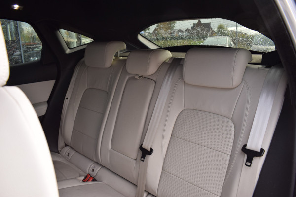 Jaguar E-Pace 2.0 P250 AWD R-Dynamic SE | Meridian | Leer | Stoelverw. | Camera Jaguar E-Pace 2.0 P250 AWD R-Dynamic SE | Meridian | Leer | Stoelverw. | Camera