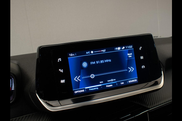 Peugeot 208 1.2 PureTech Sport (APPLE CARPLAY,NAVI,CRUISE,LED,LANE ASSIST,DAB,SPORTSTOELEN,NIEUWE APK,NETTE STAAT)