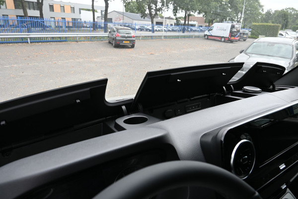 Mercedes-Benz Sprinter 319 CDI 4x4 L2H2 Pro HD Distronic, Draaistoelen, LED, Electrische schuifdeur Mercedes-Benz Sprinter 319 CDI 4x4 L2H2 Pro HD Distronic, Draaistoelen, LED, Electrische schuifdeur