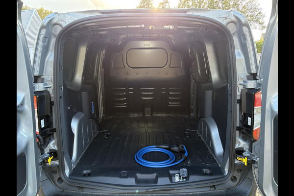 Ford E-Transit Courier Limited 44 kWh | SCI | 136pk | Ford Voorraad | Driver Assistance Pack | Laadvloerbescherming | Trekhaak | LED Laadruimteverlichting Ford E-Transit Courier Limited 44 kWh | SCI | 136pk | Ford Voorraad | Driver Assistance Pack | Laadvloerbescherming | Trekhaak | LED Laadruimteverlichting