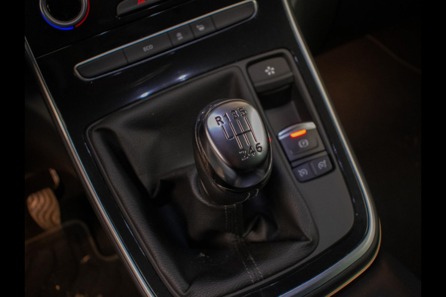 Renault Scénic 1.2 TCe Bose Sport (CARPLAY,NAVI,LED,SPORTSTOELEN,CAMERA,LEDER,TREKHAAK,PDC,CRUISE,CLIMATE,NETTESTAAT)