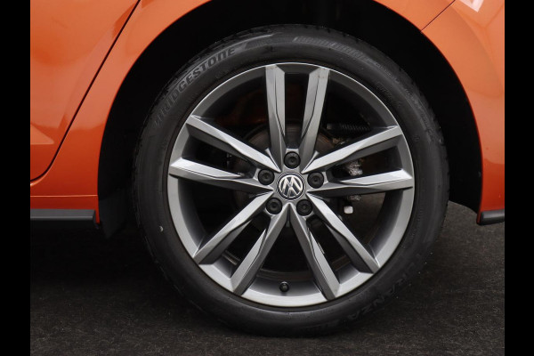 Volkswagen Polo 1.0 TSI R Line | Panoramadak | Stoelverwarming | Camera | Keyless | Adaptive cruise | Full LED | Virtual Cockpit | Navigatie | Climate control Volkswagen Polo 1.0 TSI R Line | Panoramadak | Stoelverwarming | Camera | Keyless | Adaptive cruise | Full LED | Virtual Cockpit | Navigatie | Climate control