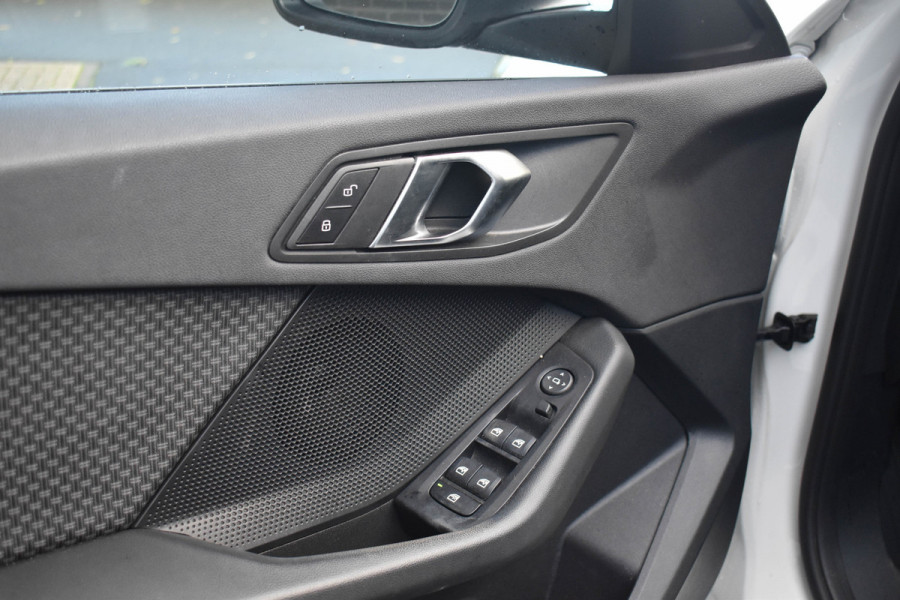 BMW 1-serie 118i Executive Edition | Navi Prof. | Carplay | Virtual Cockpit | DAB | PDC BMW 1-serie 118i Executive Edition | Navi Prof. | Carplay | Virtual Cockpit | DAB | PDC