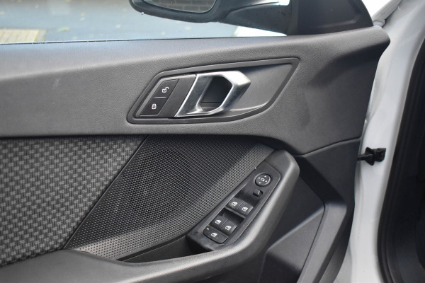 BMW 1-serie 118i Executive Edition | Navi Prof. | Carplay | Virtual Cockpit | DAB | PDC BMW 1-serie 118i Executive Edition | Navi Prof. | Carplay | Virtual Cockpit | DAB | PDC