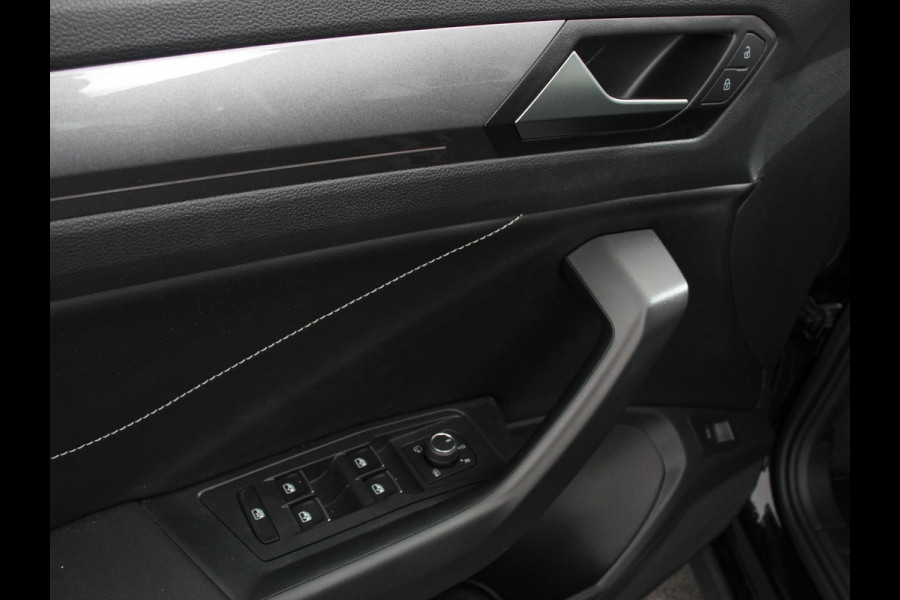 Volkswagen T-Roc 1.5 TSI 150pk DSG Style Plus | Navigatie | Apple Carplay/Android Auto | Parkeersensoren | Camera | Adaptive Cruise Control | Blind Spot Assist | Stoel- en stuurverwarming | Elektrische achterklep | Ledverlichting | Climate Control Volkswagen T-Roc 1.5 TSI 150pk DSG Style Plus | Navigatie | Apple Carplay/Android Auto | Parkeersensoren | Camera | Adaptive Cruise Control | Blind Spot Assist | Stoel- en stuurverwarming | Elektrische achterklep | Ledverlichting | Climate Control