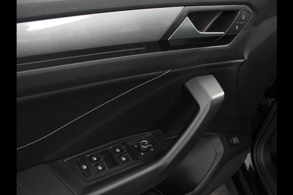Volkswagen T-Roc 1.5 TSI 150pk DSG Style Plus | Navigatie | Apple Carplay/Android Auto | Parkeersensoren | Camera | Adaptive Cruise Control | Blind Spot Assist | Stoel- en stuurverwarming | Elektrische achterklep | Ledverlichting | Climate Control Volkswagen T-Roc 1.5 TSI 150pk DSG Style Plus | Navigatie | Apple Carplay/Android Auto | Parkeersensoren | Camera | Adaptive Cruise Control | Blind Spot Assist | Stoel- en stuurverwarming | Elektrische achterklep | Ledverlichting | Climate Control
