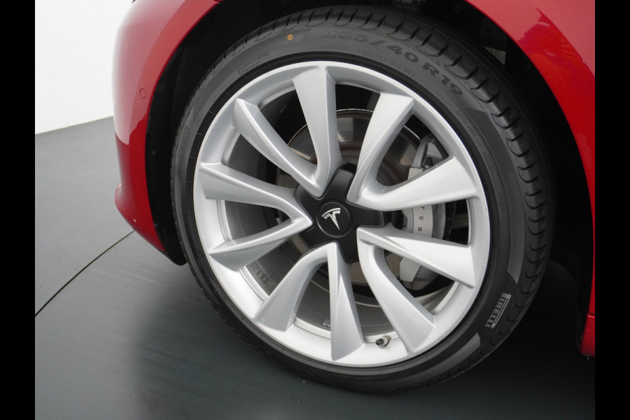 Tesla Model 3 RWD+ 60kWh 325PK LFP Licht Interieur 19"Lmv FSD-3 Comp. AutoPilot Leder PanoDak Adaptive-Cruise Lmv Camera's Elektr.-Stuur+Stoel Navi LED Comfortstoelen ACC DAB Keyless en Voorverwarmen interieur via App One-Pedal-Drive In zeer nette staat! Origineel Nederlandse auto tot 11kw laden thuis! Garantie Accu tot 30-6-2029 max 160.000km