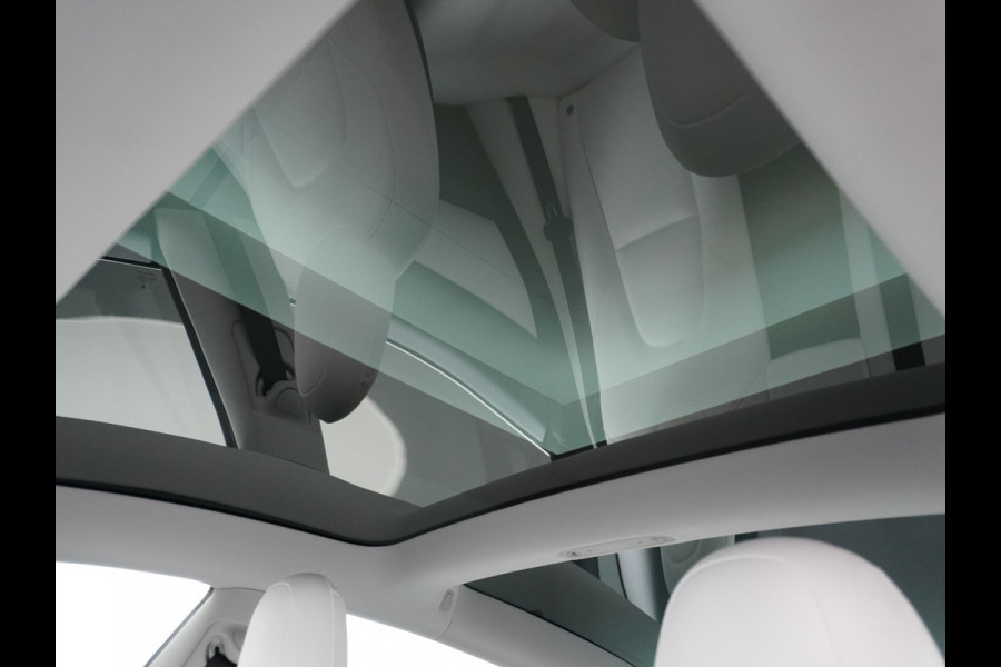 Tesla Model 3 RWD+ 60kWh 325PK LFP Licht Interieur 19"Lmv FSD-3 Comp. AutoPilot Leder PanoDak Adaptive-Cruise Lmv Camera's Elektr.-Stuur+Stoel Navi LED Comfortstoelen ACC DAB Keyless en Voorverwarmen interieur via App One-Pedal-Drive In zeer nette staat! Origineel Nederlandse auto tot 11kw laden thuis! Garantie Accu tot 30-6-2029 max 160.000km