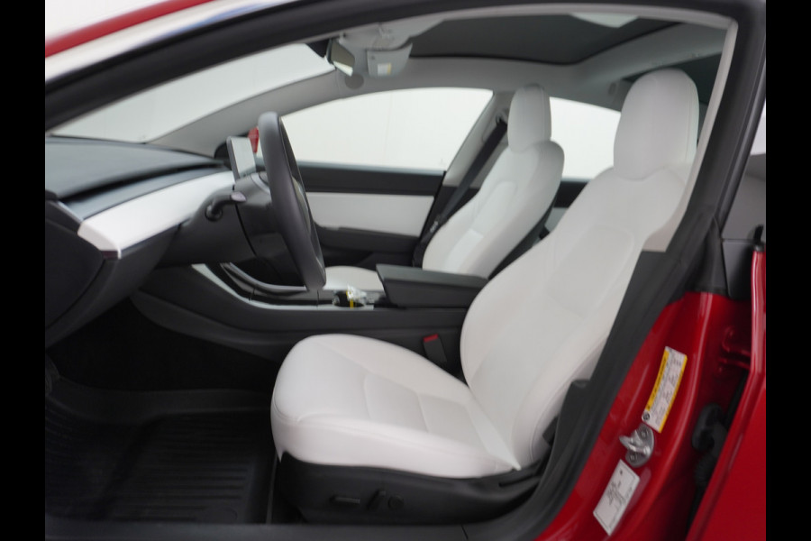 Tesla Model 3 RWD+ 60kWh 325PK LFP Licht Interieur 19"Lmv FSD-3 Comp. AutoPilot Leder PanoDak Adaptive-Cruise Lmv Camera's Elektr.-Stuur+Stoel Navi LED Comfortstoelen ACC DAB Keyless en Voorverwarmen interieur via App One-Pedal-Drive In zeer nette staat! Origineel Nederlandse auto tot 11kw laden thuis! Garantie Accu tot 30-6-2029 max 160.000km