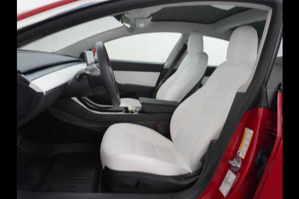 Tesla Model 3 RWD+ 60kWh 325PK LFP Licht Interieur 19"Lmv FSD-3 Comp. AutoPilot Leder PanoDak Adaptive-Cruise Lmv Camera's Elektr.-Stuur+Stoel Navi LED Comfortstoelen ACC DAB Keyless en Voorverwarmen interieur via App One-Pedal-Drive In zeer nette staat! Origineel Nederlandse auto tot 11kw laden thuis! Garantie Accu tot 30-6-2029 max 160.000km