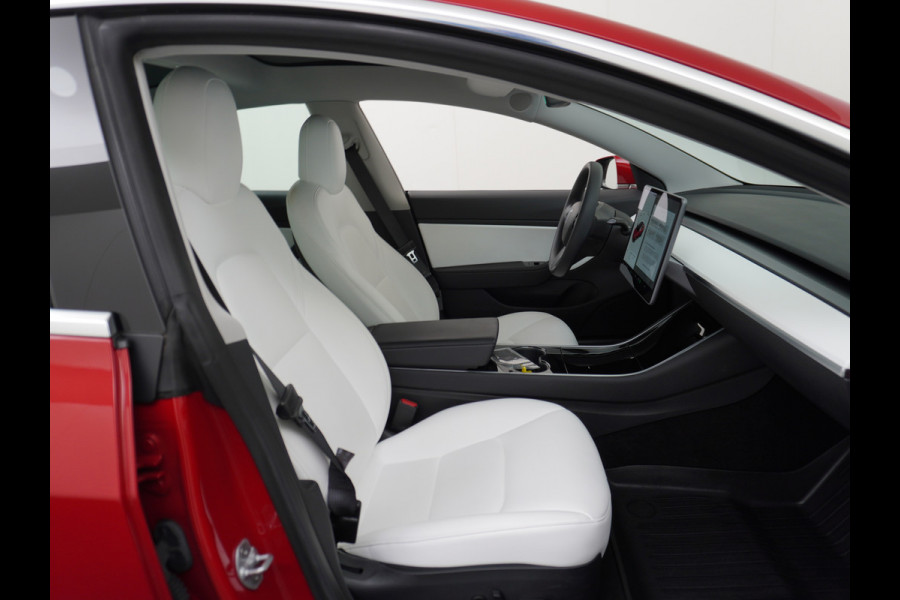 Tesla Model 3 RWD+ 60kWh 325PK LFP Licht Interieur 19"Lmv FSD-3 Comp. AutoPilot Leder PanoDak Adaptive-Cruise Lmv Camera's Elektr.-Stuur+Stoel Navi LED Comfortstoelen ACC DAB Keyless en Voorverwarmen interieur via App One-Pedal-Drive In zeer nette staat! Origineel Nederlandse auto tot 11kw laden thuis! Garantie Accu tot 30-6-2029 max 160.000km