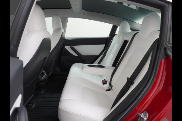 Tesla Model 3 RWD+ 60kWh 325PK LFP Licht Interieur 19"Lmv FSD-3 Comp. AutoPilot Leder PanoDak Adaptive-Cruise Lmv Camera's Elektr.-Stuur+Stoel Navi LED Comfortstoelen ACC DAB Keyless en Voorverwarmen interieur via App One-Pedal-Drive In zeer nette staat! Origineel Nederlandse auto tot 11kw laden thuis! Garantie Accu tot 30-6-2029 max 160.000km