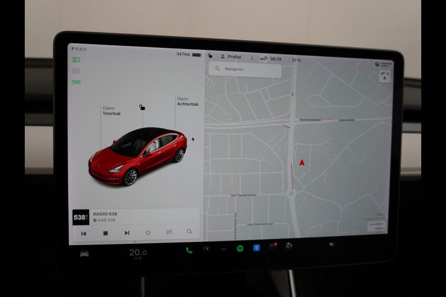 Tesla Model 3 RWD+ 60kWh 325PK LFP Licht Interieur 19"Lmv FSD-3 Comp. AutoPilot Leder PanoDak Adaptive-Cruise Lmv Camera's Elektr.-Stuur+Stoel Navi LED Comfortstoelen ACC DAB Keyless en Voorverwarmen interieur via App One-Pedal-Drive In zeer nette staat! Origineel Nederlandse auto tot 11kw laden thuis! Garantie Accu tot 30-6-2029 max 160.000km