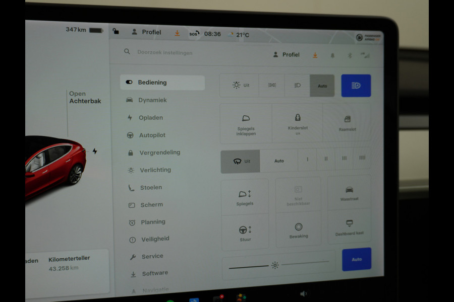Tesla Model 3 RWD+ 60kWh 325PK LFP Licht Interieur 19"Lmv FSD-3 Comp. AutoPilot Leder PanoDak Adaptive-Cruise Lmv Camera's Elektr.-Stuur+Stoel Navi LED Comfortstoelen ACC DAB Keyless en Voorverwarmen interieur via App One-Pedal-Drive In zeer nette staat! Origineel Nederlandse auto tot 11kw laden thuis! Garantie Accu tot 30-6-2029 max 160.000km