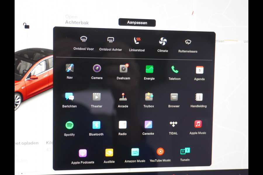 Tesla Model 3 RWD+ 60kWh 325PK LFP Licht Interieur 19"Lmv FSD-3 Comp. AutoPilot Leder PanoDak Adaptive-Cruise Lmv Camera's Elektr.-Stuur+Stoel Navi LED Comfortstoelen ACC DAB Keyless en Voorverwarmen interieur via App One-Pedal-Drive In zeer nette staat! Origineel Nederlandse auto tot 11kw laden thuis! Garantie Accu tot 30-6-2029 max 160.000km