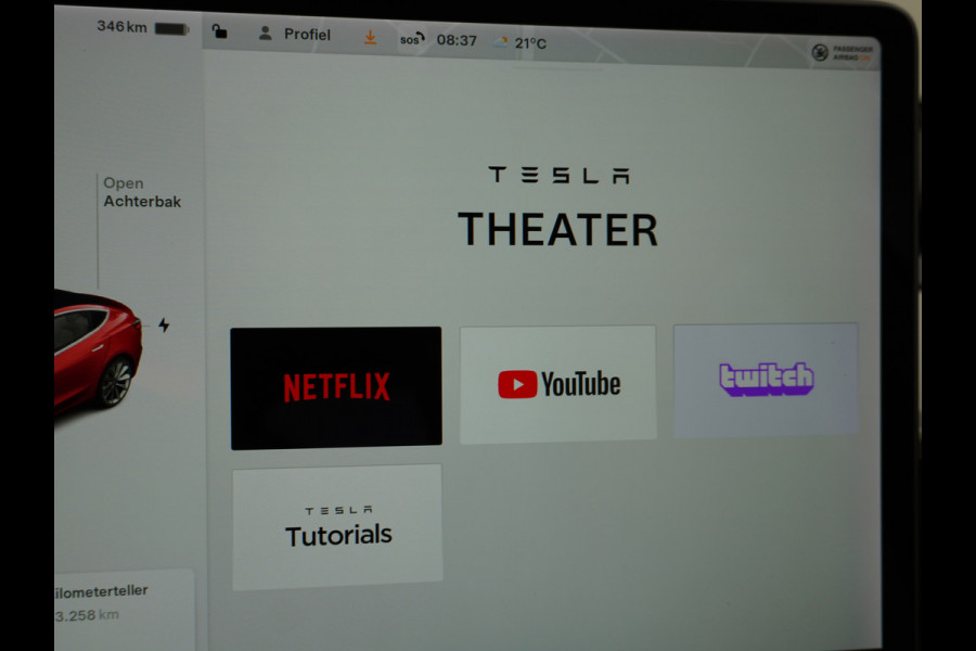 Tesla Model 3 RWD+ 60kWh 325PK LFP Licht Interieur 19"Lmv FSD-3 Comp. AutoPilot Leder PanoDak Adaptive-Cruise Lmv Camera's Elektr.-Stuur+Stoel Navi LED Comfortstoelen ACC DAB Keyless en Voorverwarmen interieur via App One-Pedal-Drive In zeer nette staat! Origineel Nederlandse auto tot 11kw laden thuis! Garantie Accu tot 30-6-2029 max 160.000km