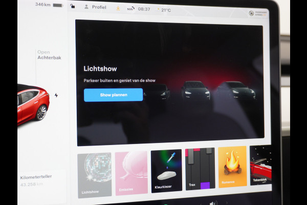 Tesla Model 3 RWD+ 60kWh 325PK LFP Licht Interieur 19"Lmv FSD-3 Comp. AutoPilot Leder PanoDak Adaptive-Cruise Lmv Camera's Elektr.-Stuur+Stoel Navi LED Comfortstoelen ACC DAB Keyless en Voorverwarmen interieur via App One-Pedal-Drive In zeer nette staat! Origineel Nederlandse auto tot 11kw laden thuis! Garantie Accu tot 30-6-2029 max 160.000km