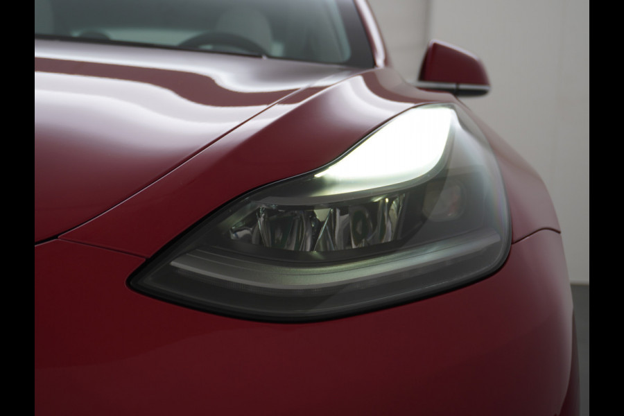 Tesla Model 3 RWD+ 60kWh 325PK LFP Licht Interieur 19"Lmv FSD-3 Comp. AutoPilot Leder PanoDak Adaptive-Cruise Lmv Camera's Elektr.-Stuur+Stoel Navi LED Comfortstoelen ACC DAB Keyless en Voorverwarmen interieur via App One-Pedal-Drive In zeer nette staat! Origineel Nederlandse auto tot 11kw laden thuis! Garantie Accu tot 30-6-2029 max 160.000km