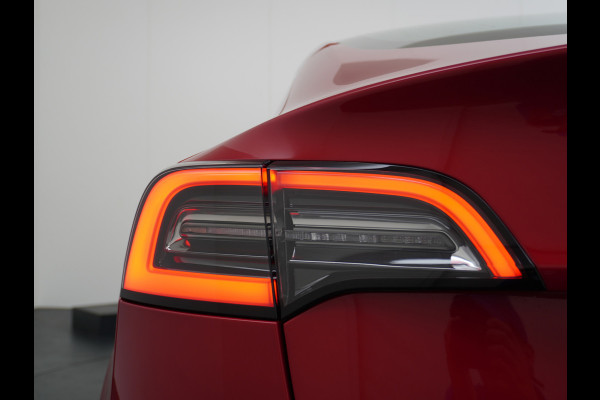 Tesla Model 3 RWD+ 60kWh 325PK LFP Licht Interieur 19"Lmv FSD-3 Comp. AutoPilot Leder PanoDak Adaptive-Cruise Lmv Camera's Elektr.-Stuur+Stoel Navi LED Comfortstoelen ACC DAB Keyless en Voorverwarmen interieur via App One-Pedal-Drive In zeer nette staat! Origineel Nederlandse auto tot 11kw laden thuis! Garantie Accu tot 30-6-2029 max 160.000km