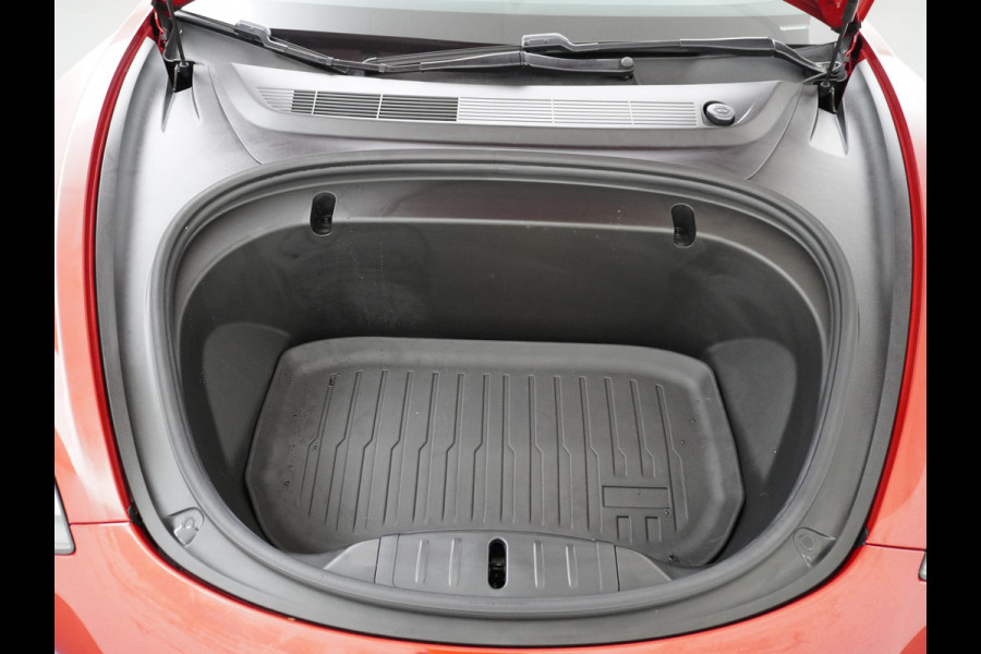 Tesla Model 3 RWD+ 60kWh 325PK LFP Licht Interieur 19"Lmv FSD-3 Comp. AutoPilot Leder PanoDak Adaptive-Cruise Lmv Camera's Elektr.-Stuur+Stoel Navi LED Comfortstoelen ACC DAB Keyless en Voorverwarmen interieur via App One-Pedal-Drive In zeer nette staat! Origineel Nederlandse auto tot 11kw laden thuis! Garantie Accu tot 30-6-2029 max 160.000km