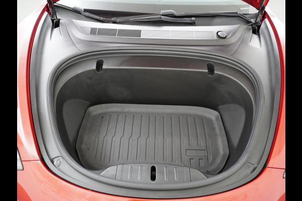 Tesla Model 3 RWD+ 60kWh 325PK LFP Licht Interieur 19"Lmv FSD-3 Comp. AutoPilot Leder PanoDak Adaptive-Cruise Lmv Camera's Elektr.-Stuur+Stoel Navi LED Comfortstoelen ACC DAB Keyless en Voorverwarmen interieur via App One-Pedal-Drive In zeer nette staat! Origineel Nederlandse auto tot 11kw laden thuis! Garantie Accu tot 30-6-2029 max 160.000km