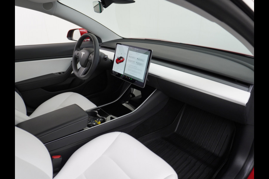 Tesla Model 3 RWD+ 60kWh 325PK LFP Licht Interieur 19"Lmv FSD-3 Comp. AutoPilot Leder PanoDak Adaptive-Cruise Lmv Camera's Elektr.-Stuur+Stoel Navi LED Comfortstoelen ACC DAB Keyless en Voorverwarmen interieur via App One-Pedal-Drive In zeer nette staat! Origineel Nederlandse auto tot 11kw laden thuis! Garantie Accu tot 30-6-2029 max 160.000km