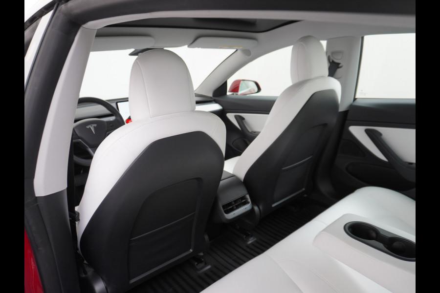 Tesla Model 3 RWD+ 60kWh 325PK LFP Licht Interieur 19"Lmv FSD-3 Comp. AutoPilot Leder PanoDak Adaptive-Cruise Lmv Camera's Elektr.-Stuur+Stoel Navi LED Comfortstoelen ACC DAB Keyless en Voorverwarmen interieur via App One-Pedal-Drive In zeer nette staat! Origineel Nederlandse auto tot 11kw laden thuis! Garantie Accu tot 30-6-2029 max 160.000km
