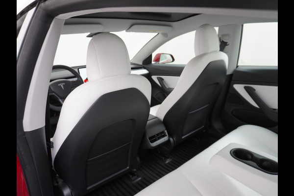 Tesla Model 3 RWD+ 60kWh 325PK LFP Licht Interieur 19"Lmv FSD-3 Comp. AutoPilot Leder PanoDak Adaptive-Cruise Lmv Camera's Elektr.-Stuur+Stoel Navi LED Comfortstoelen ACC DAB Keyless en Voorverwarmen interieur via App One-Pedal-Drive In zeer nette staat! Origineel Nederlandse auto tot 11kw laden thuis! Garantie Accu tot 30-6-2029 max 160.000km