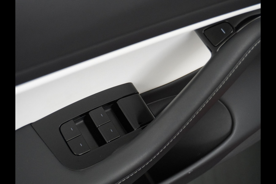 Tesla Model 3 RWD+ 60kWh 325PK LFP Licht Interieur 19"Lmv FSD-3 Comp. AutoPilot Leder PanoDak Adaptive-Cruise Lmv Camera's Elektr.-Stuur+Stoel Navi LED Comfortstoelen ACC DAB Keyless en Voorverwarmen interieur via App One-Pedal-Drive In zeer nette staat! Origineel Nederlandse auto tot 11kw laden thuis! Garantie Accu tot 30-6-2029 max 160.000km