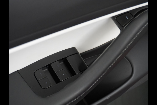 Tesla Model 3 RWD+ 60kWh 325PK LFP Licht Interieur 19"Lmv FSD-3 Comp. AutoPilot Leder PanoDak Adaptive-Cruise Lmv Camera's Elektr.-Stuur+Stoel Navi LED Comfortstoelen ACC DAB Keyless en Voorverwarmen interieur via App One-Pedal-Drive In zeer nette staat! Origineel Nederlandse auto tot 11kw laden thuis! Garantie Accu tot 30-6-2029 max 160.000km