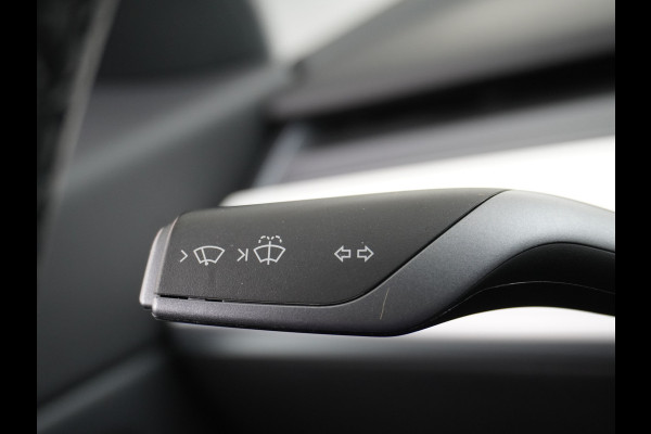 Tesla Model 3 RWD+ 60kWh 325PK LFP Licht Interieur 19"Lmv FSD-3 Comp. AutoPilot Leder PanoDak Adaptive-Cruise Lmv Camera's Elektr.-Stuur+Stoel Navi LED Comfortstoelen ACC DAB Keyless en Voorverwarmen interieur via App One-Pedal-Drive In zeer nette staat! Origineel Nederlandse auto tot 11kw laden thuis! Garantie Accu tot 30-6-2029 max 160.000km