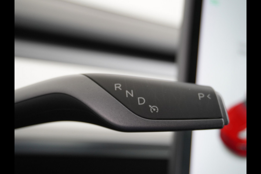 Tesla Model 3 RWD+ 60kWh 325PK LFP Licht Interieur 19"Lmv FSD-3 Comp. AutoPilot Leder PanoDak Adaptive-Cruise Lmv Camera's Elektr.-Stuur+Stoel Navi LED Comfortstoelen ACC DAB Keyless en Voorverwarmen interieur via App One-Pedal-Drive In zeer nette staat! Origineel Nederlandse auto tot 11kw laden thuis! Garantie Accu tot 30-6-2029 max 160.000km