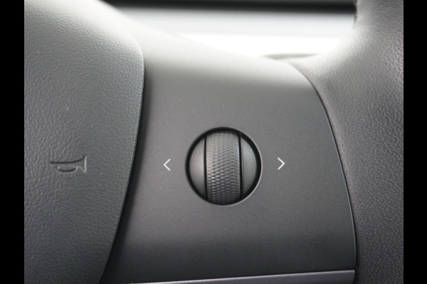 Tesla Model 3 RWD+ 60kWh 325PK LFP Licht Interieur 19"Lmv FSD-3 Comp. AutoPilot Leder PanoDak Adaptive-Cruise Lmv Camera's Elektr.-Stuur+Stoel Navi LED Comfortstoelen ACC DAB Keyless en Voorverwarmen interieur via App One-Pedal-Drive In zeer nette staat! Origineel Nederlandse auto tot 11kw laden thuis! Garantie Accu tot 30-6-2029 max 160.000km