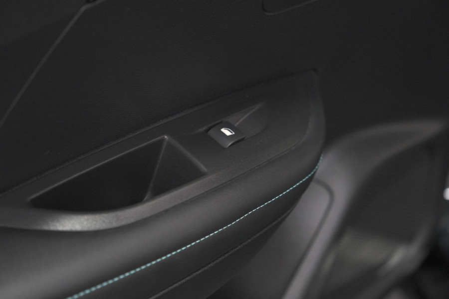 Peugeot 2008 PureTech 130 EAT8 Allure | Trekhaak | Camera | Navigatie | Apple Carplay Peugeot 2008 PureTech 130 EAT8 Allure | Trekhaak | Camera | Navigatie | Apple Carplay