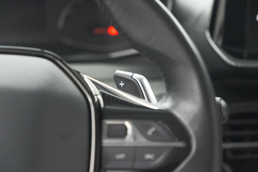 Peugeot 2008 PureTech 130 EAT8 Allure | Trekhaak | Camera | Navigatie | Apple Carplay Peugeot 2008 PureTech 130 EAT8 Allure | Trekhaak | Camera | Navigatie | Apple Carplay