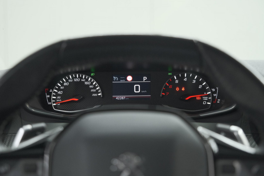 Peugeot 2008 PureTech 130 EAT8 Allure | Trekhaak | Camera | Navigatie | Apple Carplay Peugeot 2008 PureTech 130 EAT8 Allure | Trekhaak | Camera | Navigatie | Apple Carplay