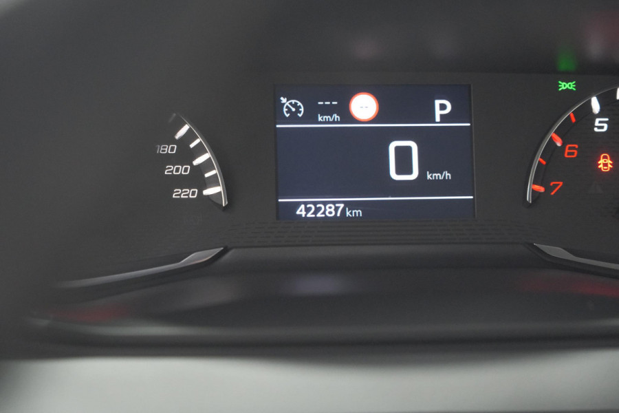 Peugeot 2008 PureTech 130 EAT8 Allure | Trekhaak | Camera | Navigatie | Apple Carplay Peugeot 2008 PureTech 130 EAT8 Allure | Trekhaak | Camera | Navigatie | Apple Carplay