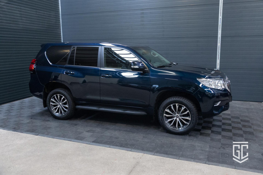 Toyota Land Cruiser 2.8 D-4D-F Challenger Window Van