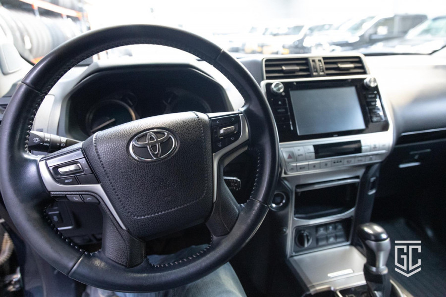 Toyota Land Cruiser 2.8 D-4D-F Challenger Window Van