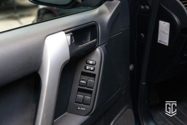 Toyota Land Cruiser 2.8 D-4D-F Challenger Window Van